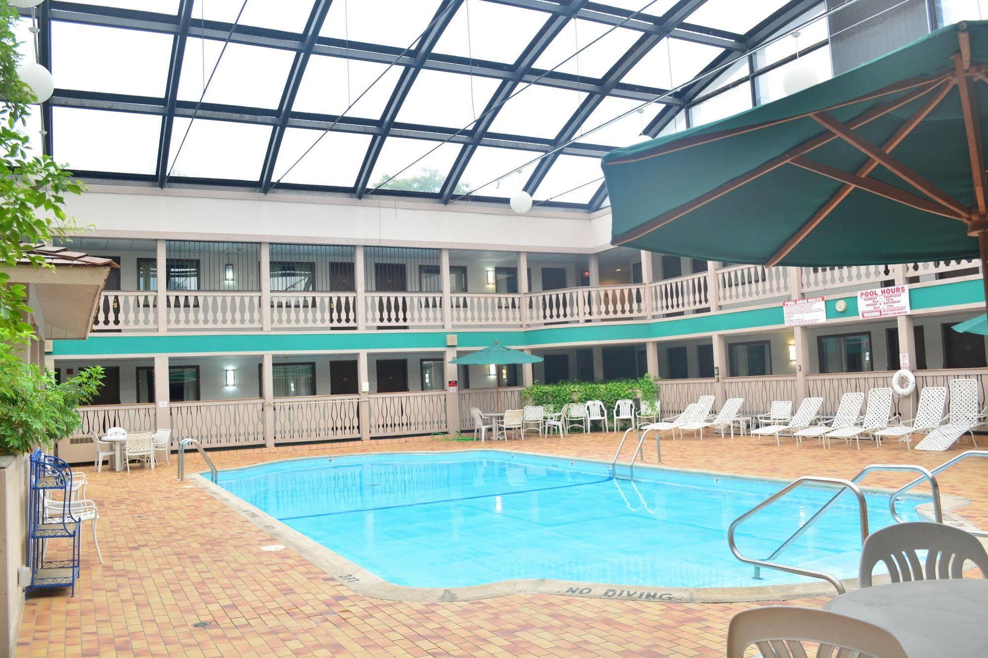 Elk Grove Hotel เอลค์โกรฟ วิลเลจ ภายนอก รูปภาพ