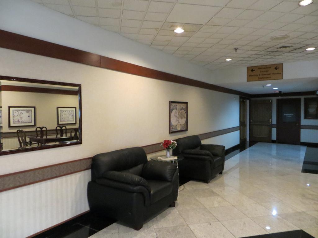 Elk Grove Hotel เอลค์โกรฟ วิลเลจ ภายนอก รูปภาพ